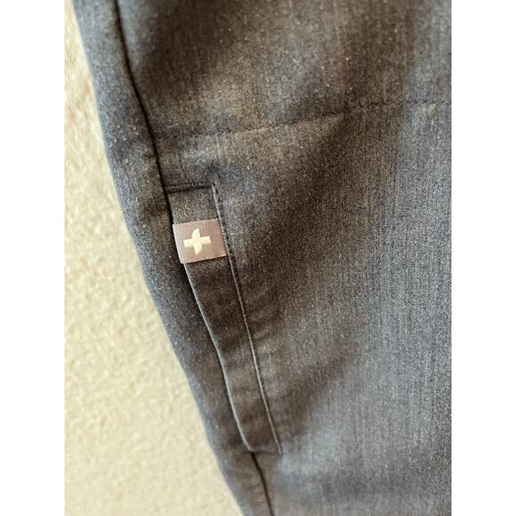 FIGS Rafaela Sleeveless Scrub Top Gray Size M Lightweight Stretch Medical - Picture 7 of 10